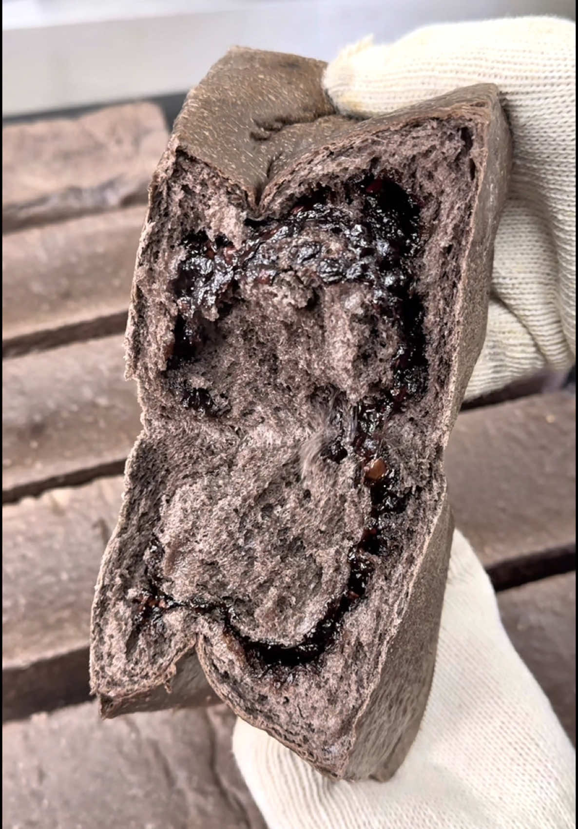 ジャムおじさんが作るごちそう生チョコ食パン🍞🍫 ブラックココアを練り込んだ特製生地に チョコレートをたっぷり巻き込み 絶妙な火加減でしっとり焼き上げた一品✨️ まるでシルクのようにきめ細やかなふわふわ食感と とろ〜り濃厚なチョコレートのハーモニーが口いっぱいに広がる😍 まさに“ごちそう”という名にふさわしい 贅沢な味わいが楽しめる食パンでした🤍 超オススメ！ 📍愛知・岡崎『グランクレール 六ツ美店』 超濃厚ごちそう生チョコ食パン¥1000  #パン屋 #愛知グルメ #愛知カフェ #japanesefood #tiktokfood  @ジャムおじさん　岡崎パン屋 