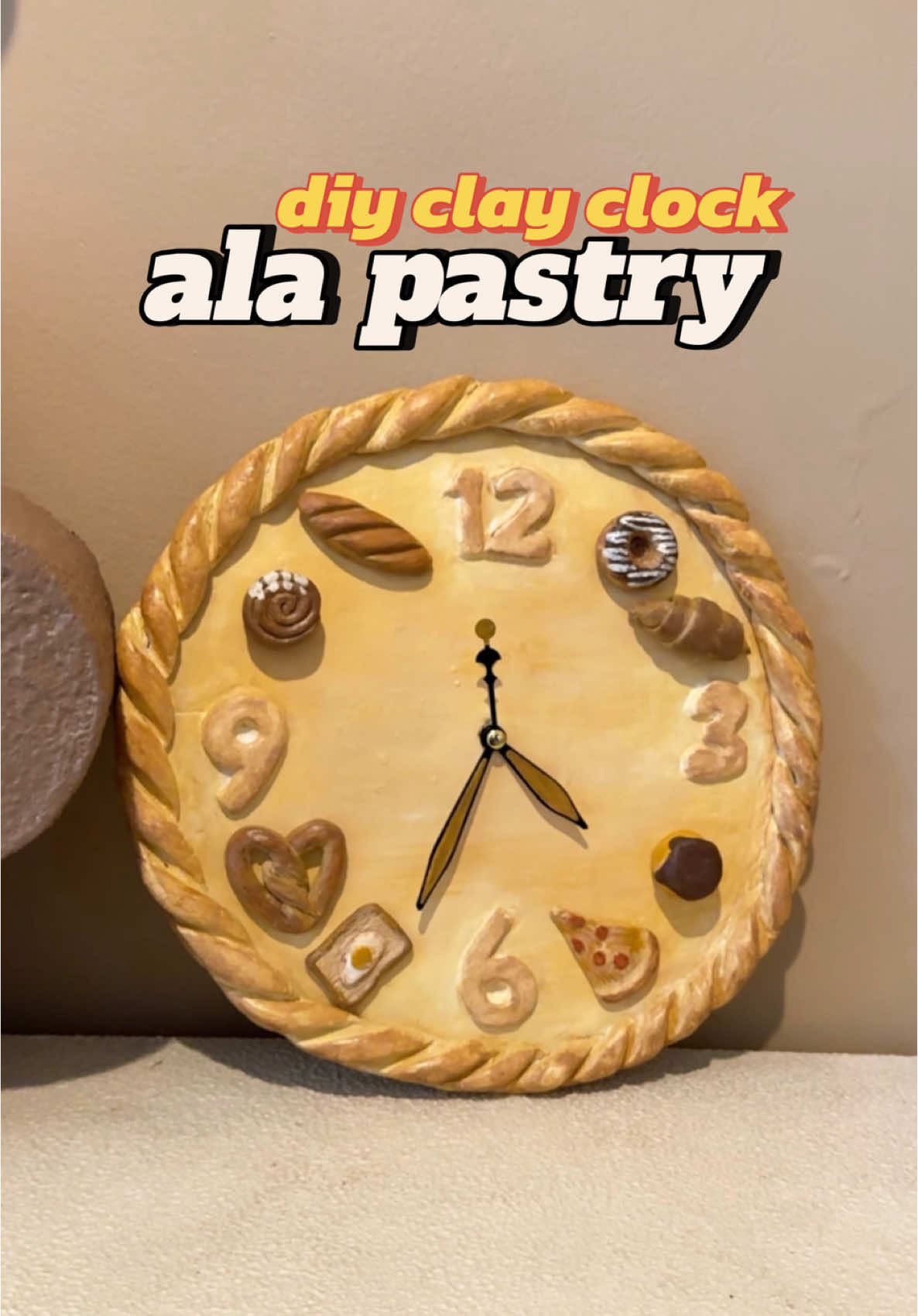 NGGA EXPECT HASILNYA SEGEMASH INI 😭🤏🥐🥖🥯🥨🥞 akhirnya bikin juga DIY CLAY CLOCK yang lagi viral di PINTEREST!! 🕰️ Jadi pengn bikin versi NUKANGNYA? 👀 HOW BESTIE?? HAHAHAHA! #RumahCebum #DIY #SerunyaBelajar #DIYRoomDecor #HomeDecor #DIYnyaTira #diybarengtiranissya #CLAYCLOCK 