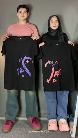 Spill juga disini👉🏻 @ayfred fashion Lucu gini baju couplenya🖤✨ #bajucouple #kaoscouple #fypage 