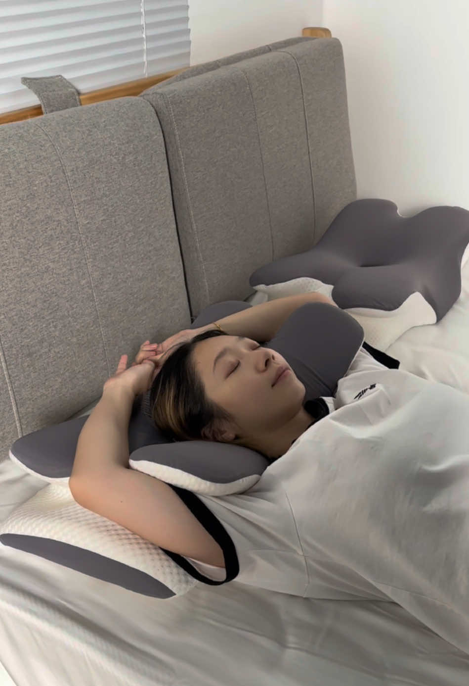 The most comfortable pillow I’ve ever used—and I’ve tried them all. #pillow #ergonomicpillow #neckpain #sleeping #memoryfoam #foryoupage #tiktokshop #necksupport 
