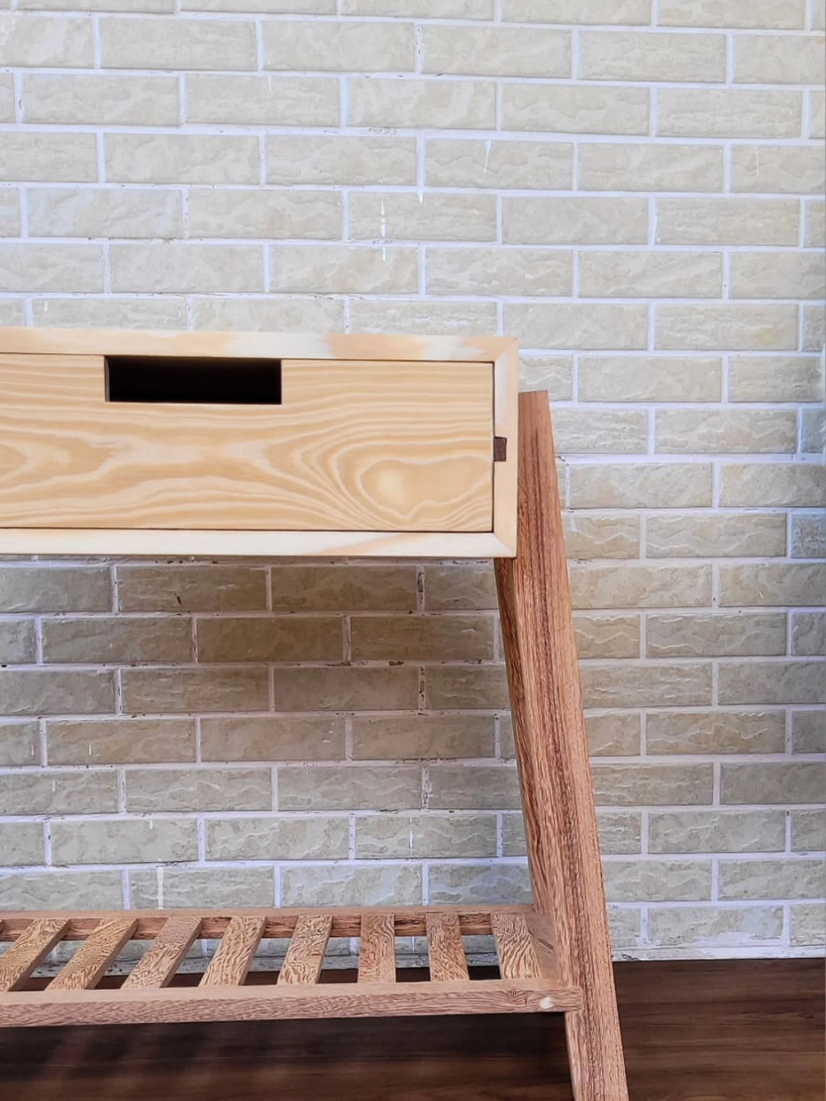 Projeto autoral com uma combinação que sempre chama atenção: Angelim Pedra na base e Pinus na parte de cima. O visual ficou marcante, mas o melhor tá no detalhe técnico: usei bucha americana de metal direto na madeira, o que deixou tudo firme, sem parafuso aparente — e ainda facilita na montagem e desmontagem. É aquele tipo de solução simples que transforma o resultado. Tá aí uma ideia pra quem gosta de marcenaria criativa, funcional e com acabamento limpo. #marcenaria #móveis #carpinteria #designdeinteriores #DIY 