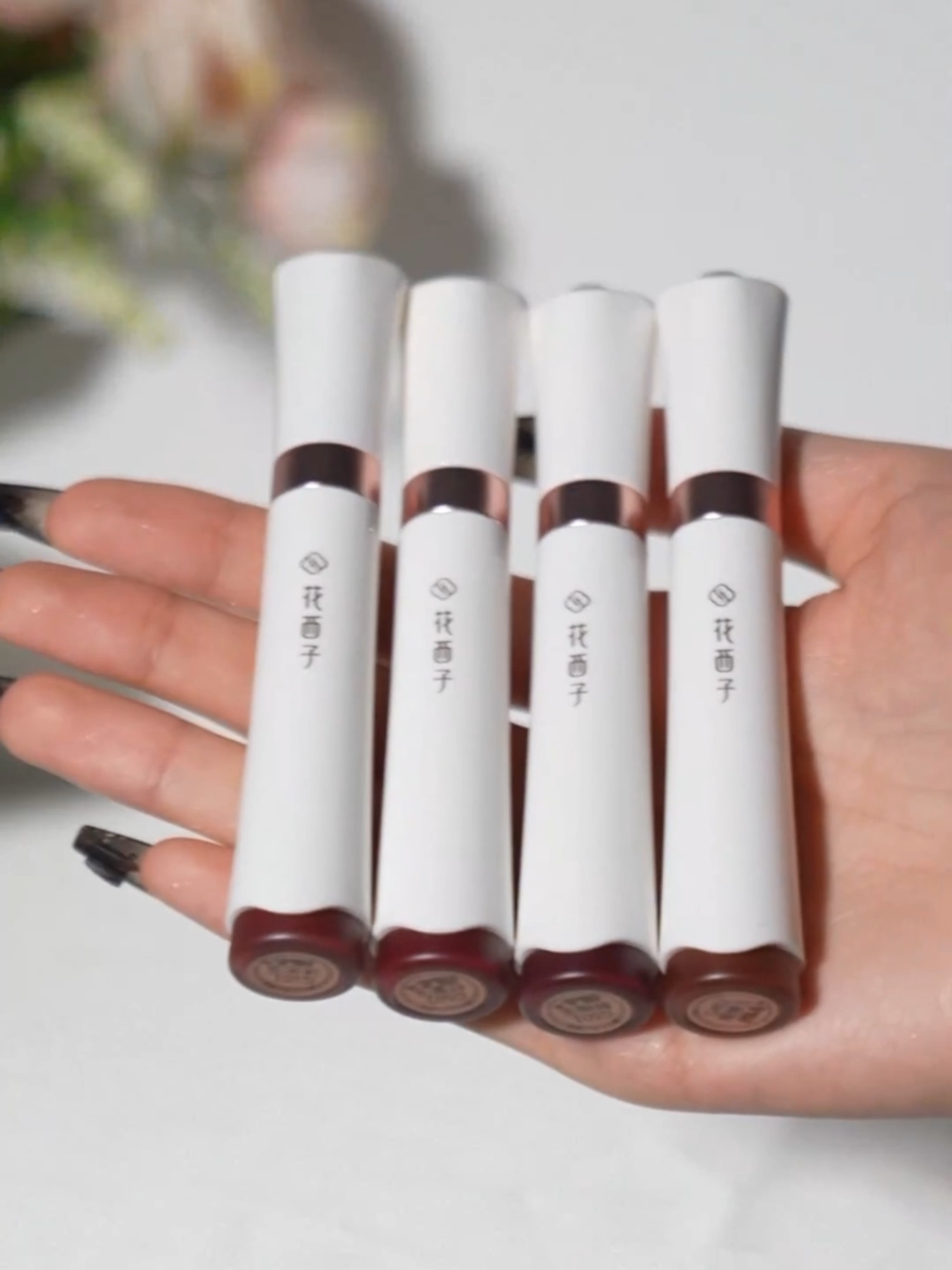 Mirror-like shine. ☀️🪞 ✨Zero stickiness. All attitude. One swipe, and the glow stays all day. Is this your kind of lip vibe? Tell me👇 #Florasis #florasisbeauty #cmakeup #lipstick #GlassLips #liquidlipstick #LipGlow #florasislipsticks  #MustHaveMakeup #beautyessentials #cbeauty #DewyLips