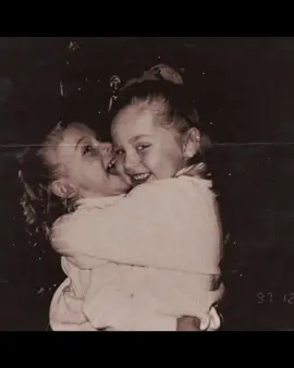 خوشکەکەم..گەورەترین پاڵپشتی من ڕێنیشاندەرمە  وە یەکەم و کۆتا هاوڕێی ژیانمە کە هەرگیز بێتاقەت نەبووە لە گفتوگۆ کردن لەگەڵم پێ گوتنم کە چی ڕاستەو چی هەڵە شانازی دەکەم کە خوشکێکی وەک ئەوم هەیە و هەمیشە وەک هێزبەخشێکی ژیانم دەیبینم و دەتوانم متمانە بە خۆم بکەم هەموو کارێک بتوانم تەنها ئەو لەگەڵم بێت دەتوانم بڵێم ئەو تەنها خوشکێک نیە بە تەواوی بەشێکی گرینگی ژیانمە کە هەرگیز بێ ئەو توانای هیچ شتێکم نابێت#foryouuuuuuuuuuuuuuuuuuuuuuuuuuuuu #foryou #tiktok #acc 