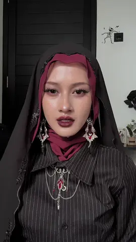 MASTERPIECE‼️ lagu ini menceritakan tentang ledakan emosi, kesedihan, depresi, dan penyesalan. liriknya seolah ngasih tau kita tentang perasaan kehilangan sosok yang paling dicintai dan gimana rasa itu ngubah hidup jadi kekosongan total. #fyp #lornashore #oblivion #deathcore #metal 