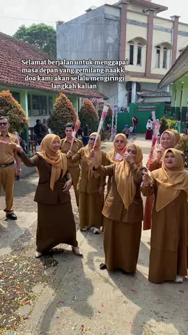 Sesekali kunjungilah kami di sekolah naakk , meski untuk hanya sekedar menyapa 🥰🥹 #guru #gurutiktok #gurusd #gurumuda 