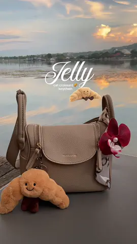 cutie croissant jellycat keychain 🥐🥐🥐 #croissant #jellycat #keychain #croissanttiktok #keychainscoop #trendingvideo #viralvideo 