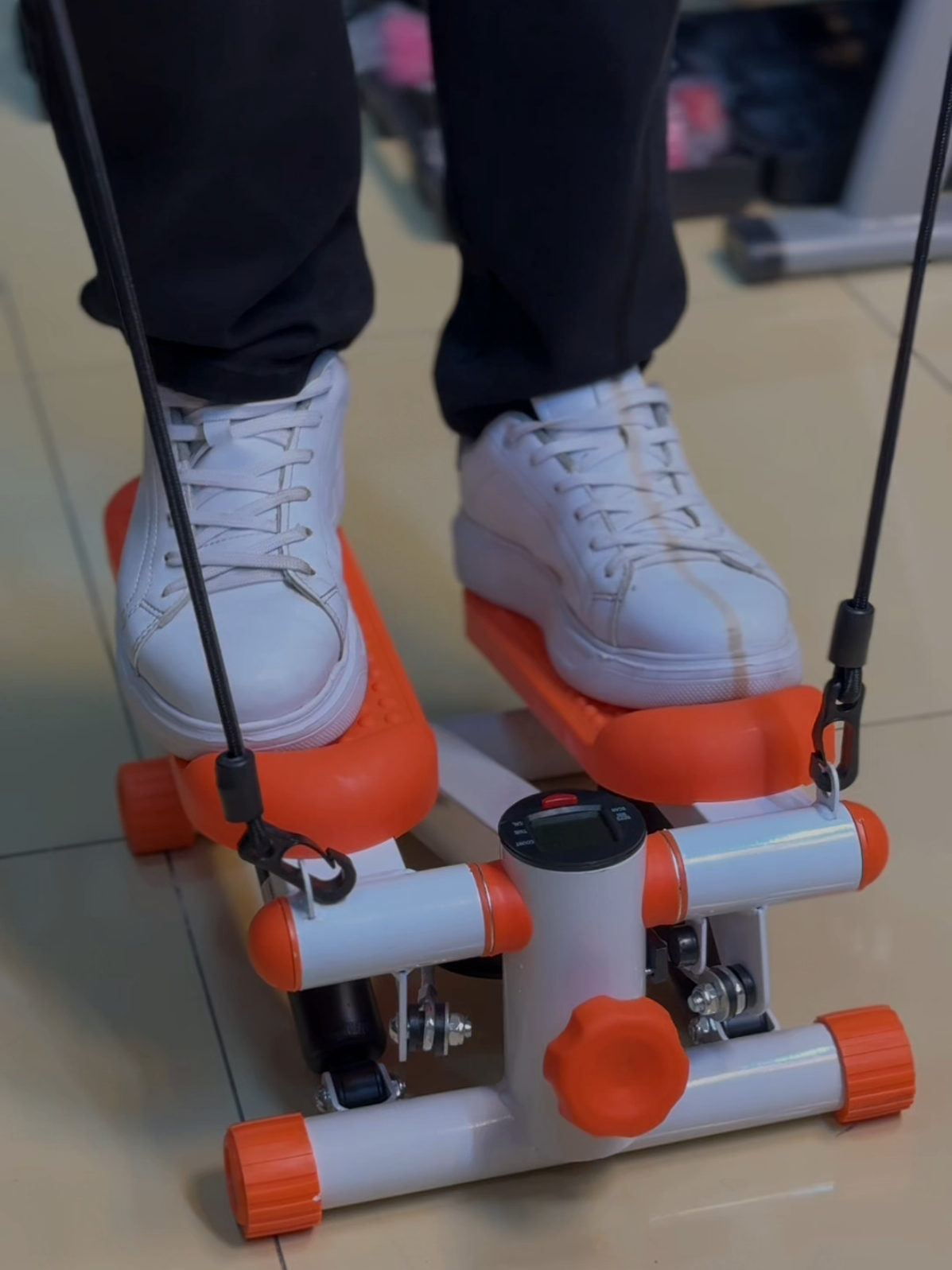 KIÇI ENJAM - ULY NETIJE🔥 Stepper – öýüňizde ideal beden üçin iň amatly türgenleşik enjamy!💪 😲Aşakdan ýokaryk basgançak çykmagy gaýtalaýan bu enjam size öýüňizden çykmazdan bedeniňizi taplamak, sagdyn bolmak we kaloriýalary ýakmak mümkinçiligini berýär. Stepper bilen aýaklaryňyz we buduňyz güýçlenýär, bedeniňiz bolsa has dartgynly we özüne çekiji görnüşe gelýär🔝 💥 Stepperiň artykmaçlyklary: 🔹 Tiz netijeler — diňe 15 minut günde türgenleşik we siz muskulalaryň işläp başlandygyny duýarsyňyz! 🔹 Ähli derejeler üçin laýyk — başlangyçlar we türgenler üçin amatly. 🔹 Kompakt ölçeg — öýüňiziň islendik ýerinde saklap bolýar. 🔹 Sessiz işleme — öýde beýlekilere päsgel bermezden türgenleşiň! 🔹 Goşmaça rezin jgutlar — diňe aýak däl, eliňiz we egniňiz hem işledilýär! 🚶‍♂️Stepper – sport zala gitmäge wagty ýa-da islegi bolmadyk adamlar üçin öý şertlerinde iň gowy çözgüt. Şeýdip, özüňize rahat we netijeli türgenleşik şertini döredýärsiňiz 👌 🚀 Ideal bedene barýan ýoluňy şu gün başla — Stepper saýla! 🎁Sargyt etmek üçin aşakdaky nomerlerimize jaň ediň:  📲+993 62 00 22 44 📲+993 64 34 57 57 ýa-da bize 📩Direktden ýazyp bilersiňiz! 📌Ýerleşýän ýerimiz: Berkarar SDAM, 1gat, ALEM SPORT🏣 😉Kartdan we islendik tölegi alýas💶  🚚 Türkmenistanyň ähli künjegine 🚪gapyňyza çenli dostawka edýäris🇹🇲