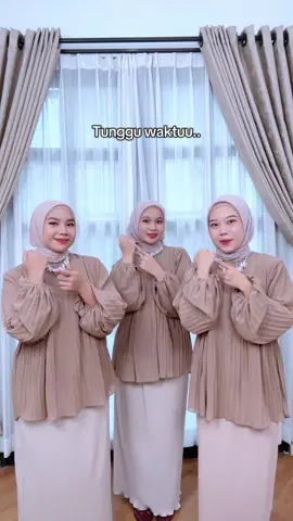Siapa nih yang sering ketinggalan restock fiona blousenyaa☝🏻🤭 #fyp #fy #outfitideas #wibgajian 