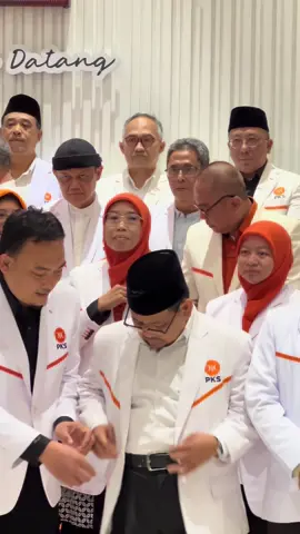 Presiden Partai Keadilan Sejahtera (PKS), Almuzzammil Yusuf secara resmi mengumumkan struktur lengkap Dewan Pengurus Pusat (DPP) PKS untuk masa bakti 2025–2030 dalam sebuah konferensi pers yang digelar di Kantor Dewan Pimpinan Tingkat Pusat (DPTP) PKS, Jakarta, pada Senin (23/6/2025). #PKSpembelaRakyat #PKS 