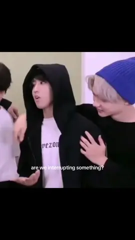 felix teasing changbin and changbin being jealous…🫠 #changlix #changbin #felix #changbinxfelix #skz #parati #boyslove #fyp 
