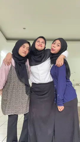 Seru juga gaya ala2 ini #photoideas #fotokocak #prindavanstyle #fotobertiga #prindavan #poseideas #posefotobertiga #idefoto 