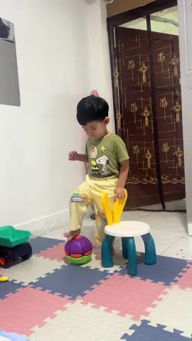 Hahaha super worth the budol tong laruan na to #ufoball #ball #toys #toysfortoddlers #toysforkids #toysforkidsgift #toysforbigboys #toddlersoftiktok #fyp #foryou #trending 