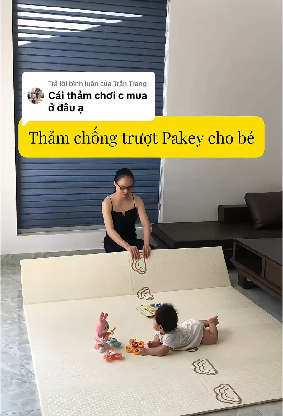 Trả lời @Trần Trang Thảm đây mom nha Thảm gấp gọn pakey chống trượt , dày 2cm hơn hẳn các loại thảm khác trên thị trường.  Thả quả trứng xuống mà không vỡ là biết độ đàn hồi, tốt cỡ nào rồi đó. Nên bé trườn, bò, chạy nhảy không lo ngã ảnh hưởng đến đầu, nã.o… Thảm to kích thước 1,8x2m, được phủ silicon chống trơn trượt vân nổi, hai mặt in họa tiết xinh xắn dùng cả 2 mặt luôn. Thảm chống nước do phủ 1 lớp xpe nên con làm đổ sữa, rơi đồ ăn, tè dầm ra lau 1 phát là sạch. Thảm rộng rãi, con tha hồ lăn lê bò trườn, dùng xong gấp gọn lại để 1 góc không tốn diện tích.  Không gian nhà ai nhỏ thì thảm gấp gọn là chân ái, con chơi thì mở ra, không dùng thì gấp gọn để đúng 1 góc. #ivf #embesocivf #emongnghiem #thamgapgonchobe #thamgapgon #thamgapgonpakey #thanggapgonchongtruot #thamchongtruot 