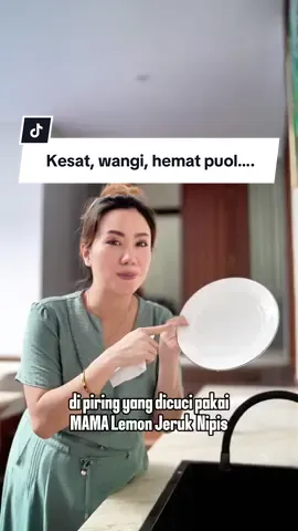 Bu ibu.. cuci piring jangan asal cepat,  tp pastikan benar-benar bersih.. check perbandingannya di video aku yo.. Ak sukanya Kalau pakai MAMA Lemon Jeruk Nipis hasilnya terbukti bersih,kesat, busanya banyak gampang dibilas, trus wangi segerrrr gitu.. So mulai sekarang, jangan cuma cepat, tapi pastikan bersih tuntas pakai MAMA Lemon ya … @MAMA Indonesia #BersihLebihBerarti #MAMALemon #SahabatMAMA #sabuncucipiring 