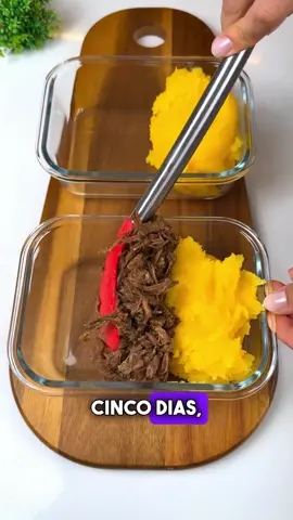 ✨5 DIAS, 5 IDEIAS DE MARMITAS ✨ DIA 1: Carne desfiada com purê e legumes refogados 🍽️ Ingredientes: - 1kg de patinho - 1kg de mandioquinha - 1 cebola - 3 tabletes de alho - 2 abobrinhas - 2 cenouras - Pimentão verde e vermelho a gosto - páprica picante - orégano - sal - cominho - pega marido 👩🏻‍🍳 Passo a passo no vídeo Rendimento: 6 marmitas Dica: antes de congelar espera a comida esfriar bem para não ficar cheia de água ao descongelar. Créditos: @camilafigf#marmitafit#marmitafitceitascaseiras #comida 
