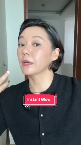 Spray your way to glowy skin. Inget, tau diri kalo kulit kita oily. Don’t over do it. These bi phase serum sprays are great but they do have oil. My fav way is actually using it before foundation.  Ad| #serumspray #skintific #primingspray #makeupspray #makeuptips 