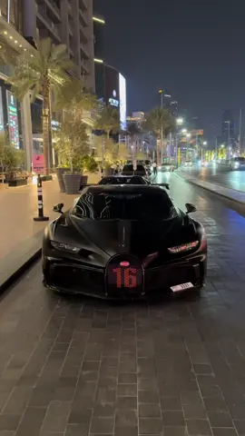Midnight spots hits different #bugattichironpursport #bugattichiron #bugatti #carspotting #dubaicars #caredit 