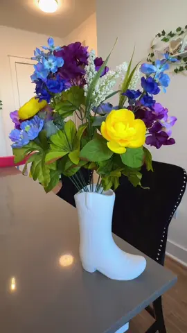 perfect. #floraldesign #floralarrangements #flowers #flowerbouquet #cowgirl #cowgirlboots #trendy #girlythings #girlyaesthetic #aesthetic #housedecor #designer 