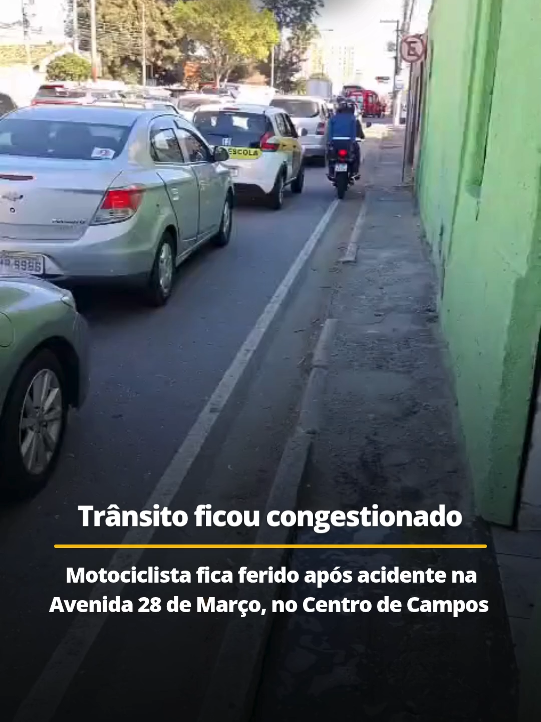 👉 Um #motociclista ficou ferido durante um acidente na Avenida 28 de Março, próximo da Beira-valão, na área do Centro de #Campos. O trânsito ficou congestionado. No carro ninguém ficou ferido. 📸 Rafael Khenaifes 📲 Leia a matéria completa em folha1.com.br (link na bio e nos stories)