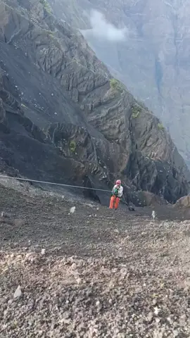 (Sabtu 21/06/2025) tim sar gabungan turun menuju lokasi titik WNA Brazil namun tidak ditemukan, Minggu 22/06/2025 rekan dari sar unit naik dari lokasi korban karna bermalam di bawah. Dan pencarian dimaksimalkan menggunakan drone #damkarindonesia #evakuasi #brazil #indonesia #unitsarlotim #rinjani #gunungrinjani3762mdpl 