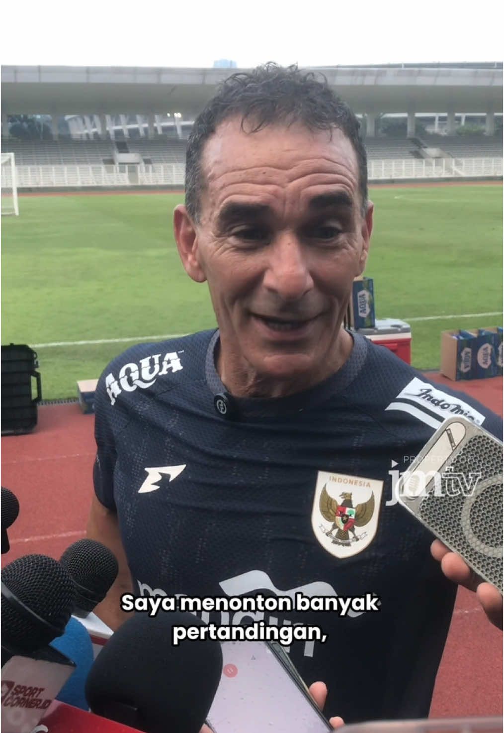 Gerald Vanenburg🗣️: “Kadang saya sampai tidur jam lima pagi karena harus pelajari para pemain yang belum saya kenal. Saya nonton banyak pertandingan dan juga langsung bertemu para pemain. Saya habiskan banyak waktu demi memastikan pilihan saya benar-benar tepat.”  Pelatih Timnas Indonesia U-23, Gerald Vanenburg bangga dengan pilihan para pemainnya untuk ajang Piala AFF U-23 2025. #JMTV #GeraldVanenburg #TimnasIndonesiaU23