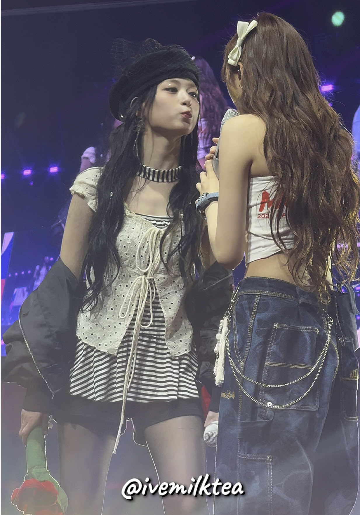 when chiquita goes for the kiss and ahyeon was thinking if she should go for the kiss too ~~ #babymonsterinmalaysia #babymonster #babymonsterinkl #babymonsterinkualalumpur #hellomonsters #babymonsterworldtour #베이비몬스터 #ahyeon #chiquita #아현 #치키타 #kualalumpur #malaysia #kpop #fancam 