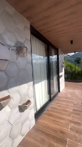 Detalhes dessa suíte !! Me pediram , tá aí galera, simples e custo bem bacana !! #sitio #sitios #pousada #pousadas #rancho #chácara #descanso #ferias #vista #suit #suite #suits #spar #banheiras #closset #quartos #suitecasal #rj #mg #sp #usa  #