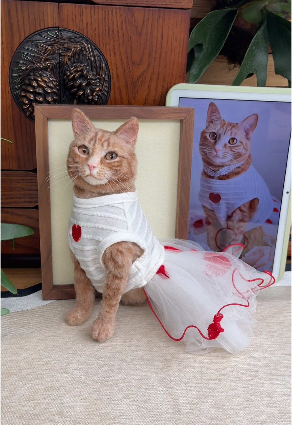 Here’s a little peek at how Honeybelle’s portrait came to life! She’s such a sweet orange cat, and this piece took over 40 hours to make—compressed into just 40 seconds. I added a dress just like hers, sculpted her tiny nose out of clay, and hand-painted her eyes to capture that soft, expressive look. The wool was planted strand by strand to bring out her fluffy texture. It’s a slow, careful process, but so worth it. Hope you enjoy watching her come to life, and thank you for having the patience to stick around for the magic! 🧡🐾 #PetPortrait  #CustomPetPortrait #CatLovers   #BehindTheScenes #40HoursIn40Seconds #MyWooleverFriend #OrangeCatLove #FibreArt #OneOfAKindArt