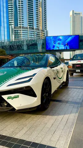 Love Dubai Police😍✨🇦🇪#fyp #foryou #foryoupage #lovedubai #dxb #dubaipolice #downtowndubai #treniding #viralvideo #viraltiktok #dubai🇦🇪 #atmosphere #viral #burjkhalifa #dubaimall #foryoupage❤️❤️ 