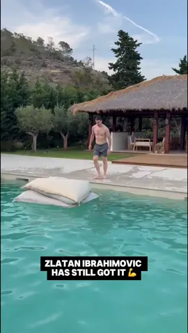 Even at 40 years old, Zlatan Ibrahimovic hasn’t lost it yet 💪 #football #zlatan #acmilan #holiday #pool 