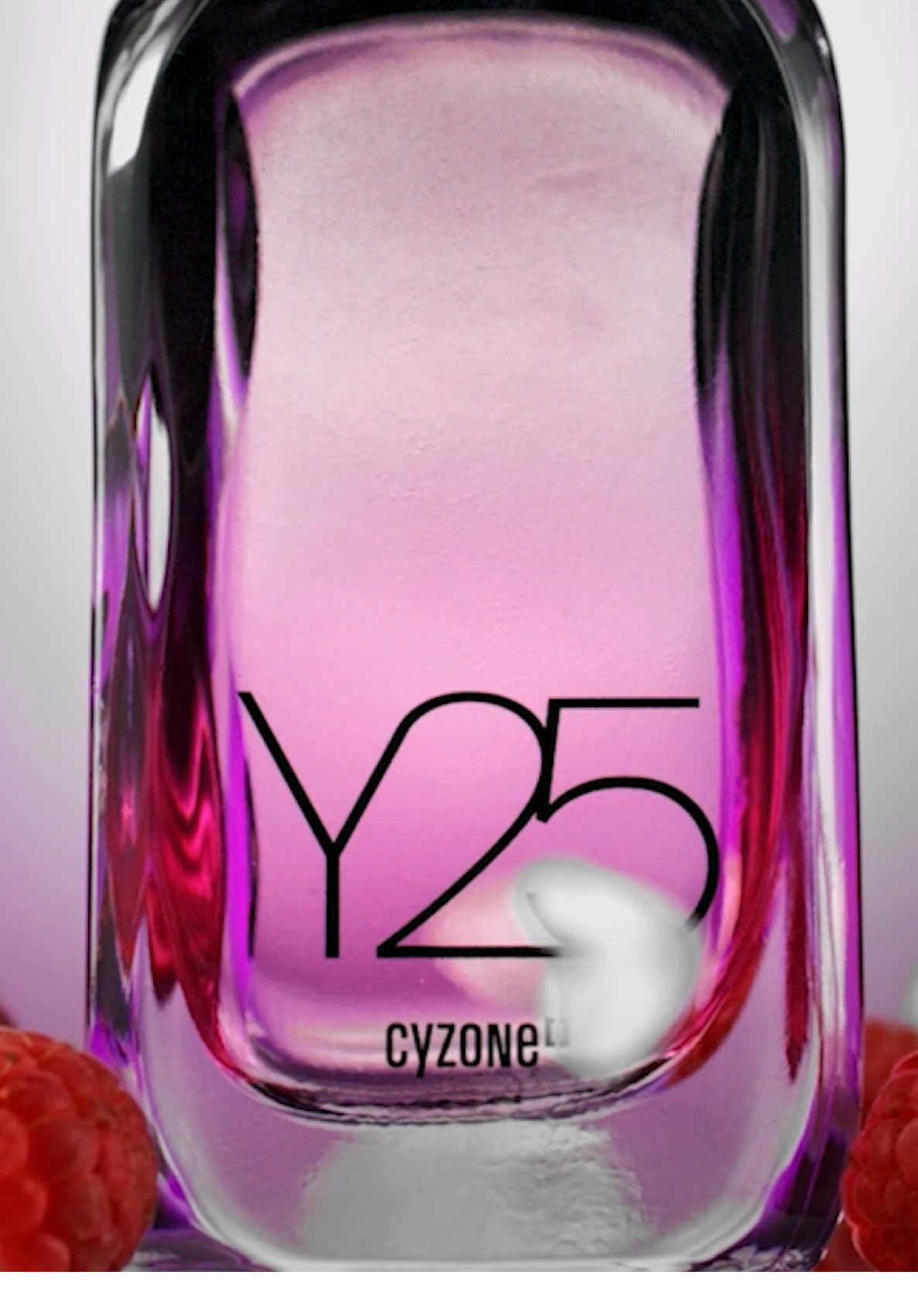 Nuestro nuevo perfume Y25 tiene notas de jazmín, frambuesa y ámbar que se adaptan al pH de tu piel