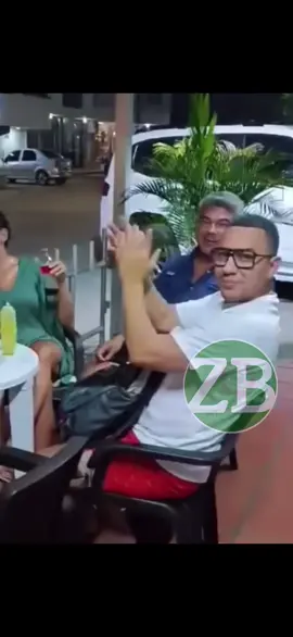 #Humildad #BuenCorazón En un gesto que reflejó su sencillez, el cantante Felipe Peláez fue sorprendido en el Rodadero, por un artista ambulante con parlante mientras esperaba con su familia en un lugar de comidas rápidas. Al escuchar que interpretaba una de sus canciones, Peláez se animó a acompañarlo, regalando un momento espontáneo y emotivo que fue aplaudido por los presentes. @FelipePeláez 