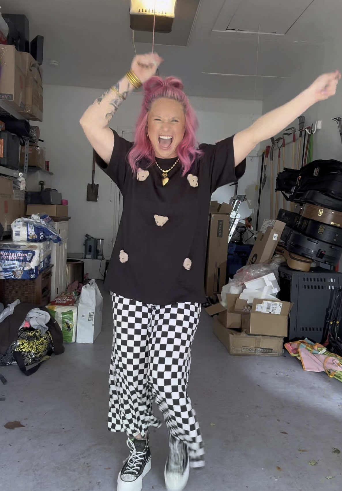 Happy Monday & welcome to my disastrous garage. The sunny is just too much for me rn, k? 🫠😜 pants: @dressed in lala shirt: sticky zoo  #dopaminedressing #grwm #ootdfashion #ootdinspo #ootds #fyp #pink #pinkhair #vividhair #neonpinkhair #dopamine 
