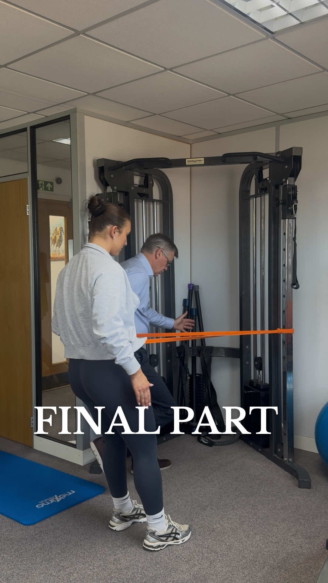 Want elite runner control? Hop forward. Land strong. No hip drop. No knee dive. Just pure glute control 💪  Bonus: Add a band to level it up!  🎯 Perfect for late-stage ITB rehab or return-to-sport drills. Tag your training partner  👇 Save + try this today!  #RunnersKnee #ITBSyndrome #ForwardHop #GluteControl #InjuryRehab #AthleteTraining #SingleLegLanding #RehabTok #PhysioTips #TikTokFitness #FYP #SurreyFitness #Chertsey #GluteActivation #ReturnToRun