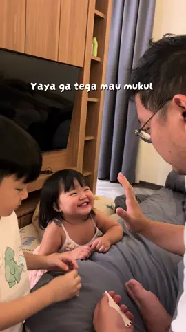 Yaya peka banget kalau liat org sakit 🥹 kalau jojo lebih fokus buat diri sendirinya hebat dan kuat 😁 #anakperempuan #anaklakilaki #anakgemoy #anaklucu #toddlersoftiktok #fyp #tingkahlakuanaklucu #CapCut 