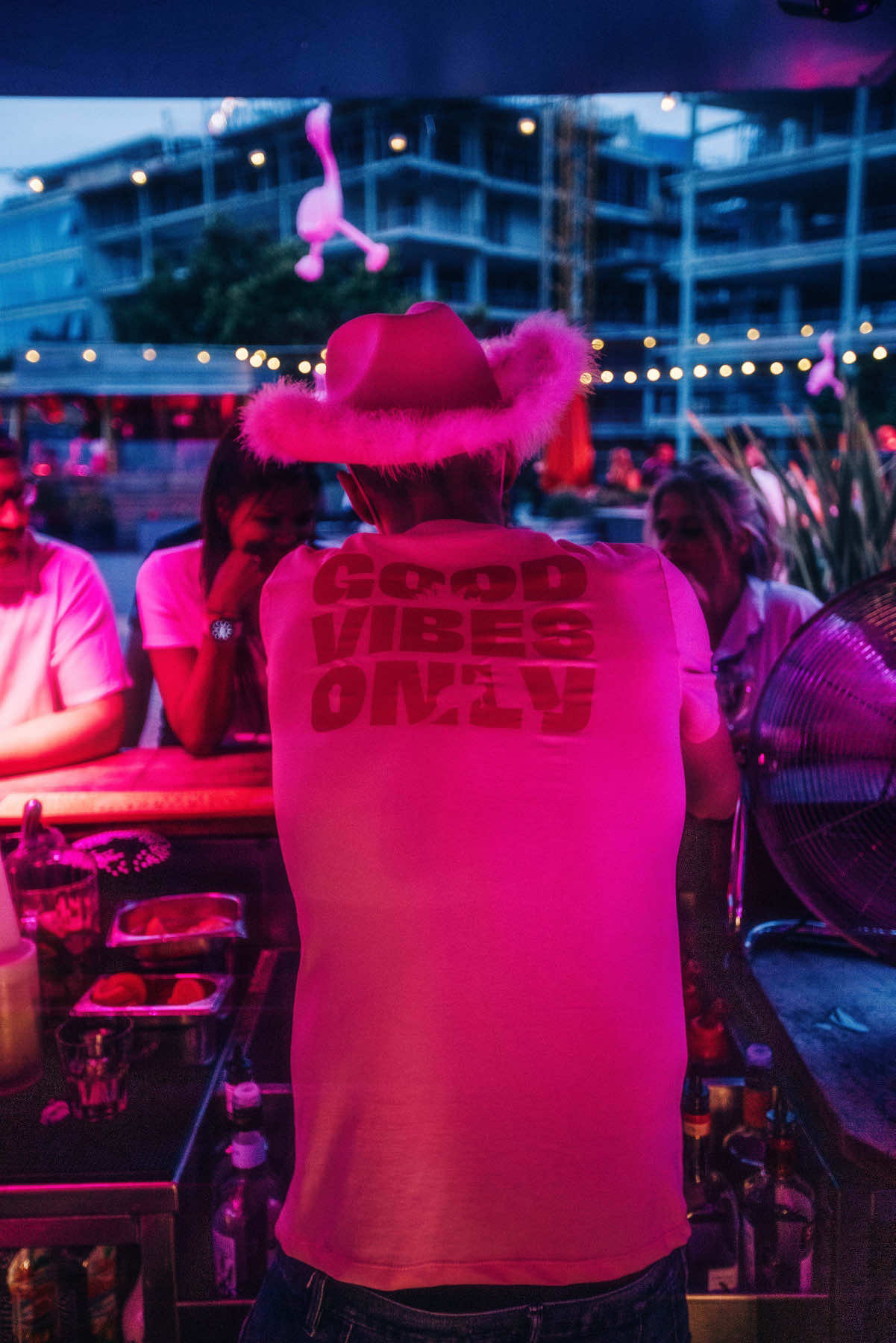 On a vu la vie en rose grâce à vous à la soirée Pink 🩷🦩👙🌸  On remet ça en août ? 🤭🫶 #cafeoz #cafeozrooftop #pinkparty #pinktok #rose #summerparty #clubparis #boiteparis #barparis #soireeatheme  📍 Café Oz Rooftop - Paris