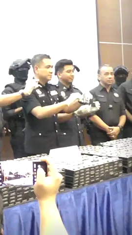 Polis menumpaskan sindiket pengedaran katrij cecair vape mengandungi dadah jenis kokain yang pertama di negara ini selepas menahan empat individu di parkir hotel di Ampang Jaya dan merampas 4,958 katrij cecair vape bernilai RM7.2 juta.