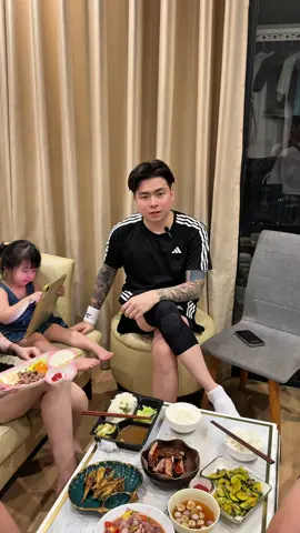 Nhà hôm nào cũng đông như quân nguyên 😂😂