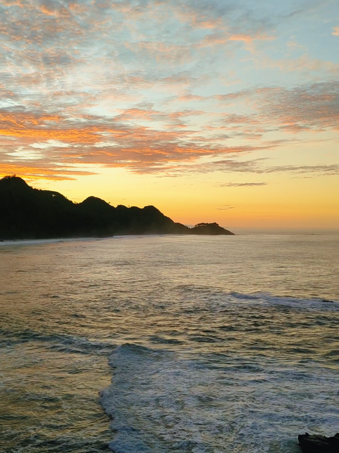 kalau sudah lihat sunrise disini,  pasti ingin balik lagi.. ✨ 📌Pantai Menganti Kebumen Jawa Tengah #nature #pantai#beach #fypage #fypp #fyppppppppppppppppppppppp #pantaimenganti #mengantibeach #pantaikebumen #kebumen#sunrise #vacationmode #holidays 