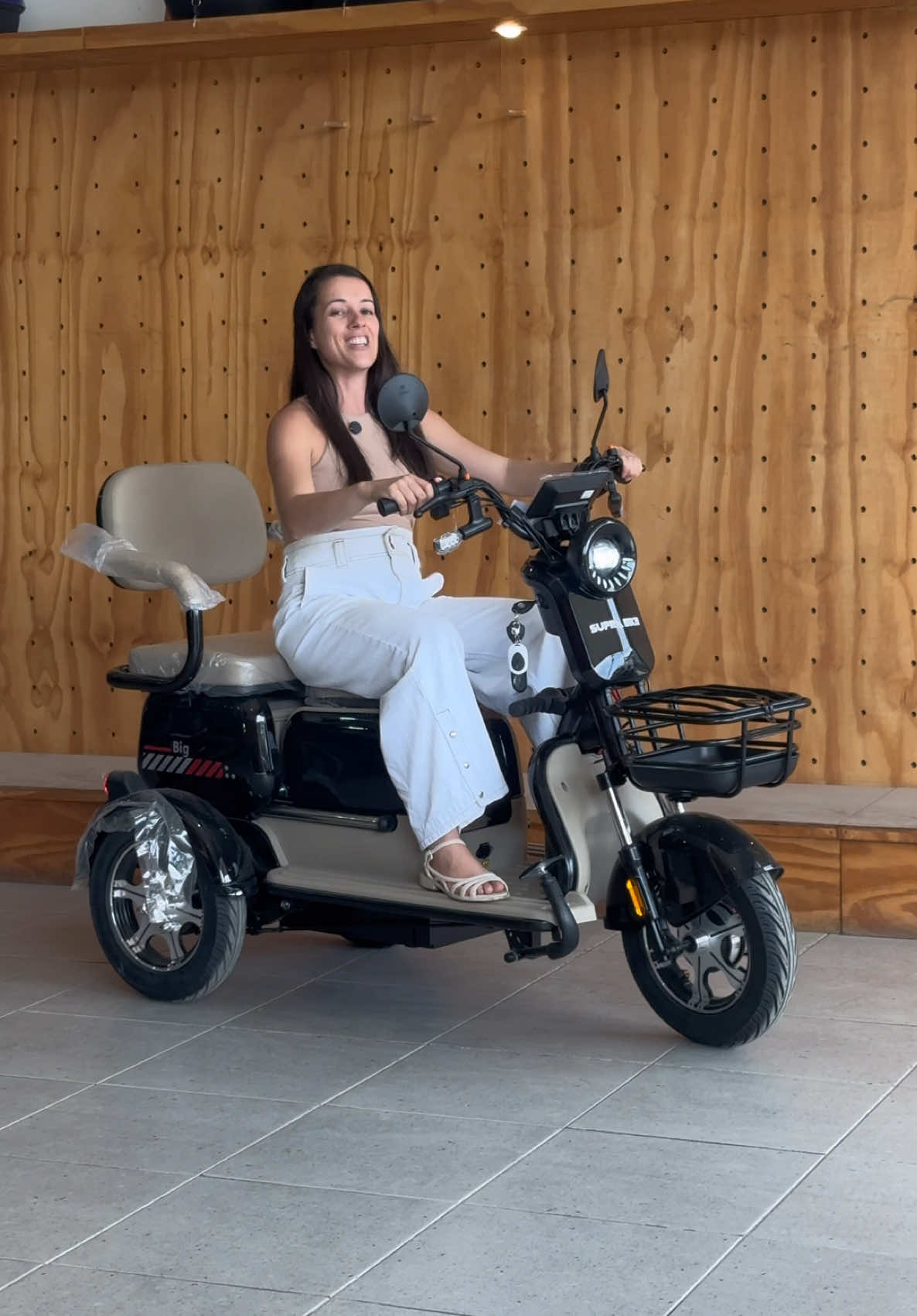 Triciclo elétrico de 2 e 3 lugares Big Tri! Com bateria de lítio removível, ou seja, você pode remover a bateria pra recarregar aonde preferir! Gostou? Fale com nossa equipe pra saber mais. Contato na Bio. #tricicloeletrico #praticidade #mobilidade