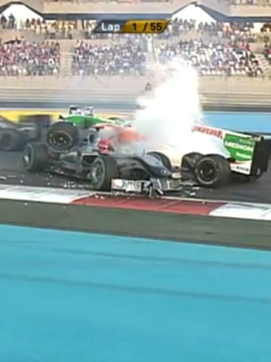 Abu Dhabi 2010 – Schumacher spint en wordt geraakt bij de start #F1 #Formule1 #olavmol #Schumacher #AbuDhabiGP #Crash #f1crash