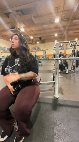 I’ve never close grip benched 185 before so this was a proud moment for me ✨✨ #goodmorning #girlswholift #musclemami #fypシ #jim 