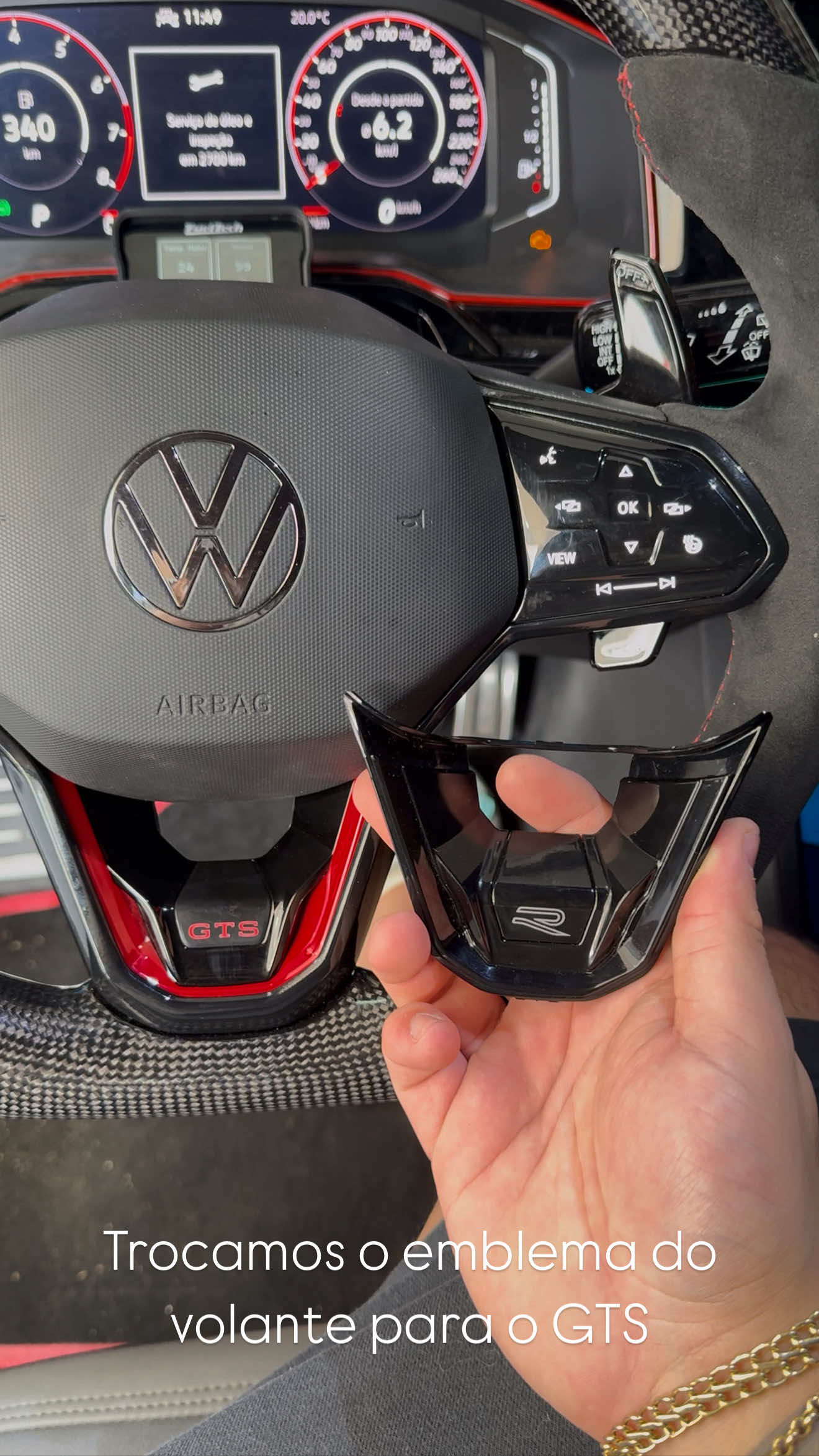 Fizemos a troca do emblema do volante R-LINE para GTS • • • #exploer #gts #nivusgts #rline #fypage #modificações #upgrade #retrofit 