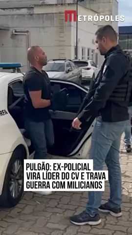 #Policiais civis prenderam, nesta segunda-feira (23/6), um homem apontado como integrante do Comando Vermelho (CV) e responsável por recentes confrontos entre traficantes e milicianos da comunidade do Catiri. A coluna Mirelle Pinheiro apurou que o criminoso é Rafael Luz Souza, conhecido como Rafael Pulgão, expulso da #Polícia Civil, em 2021, por liderar uma milícia. Ele foi condenado a mais de 15 anos de prisão e estava em liberdade condicional desde outubro do ano passado. Após ser solto, segundo investigações, ele se aliou a traficantes do Comando Vermelho e passou a comandar ataques a rivais, buscando assumir o controle da Vila Kennedy e comunidades vizinhas. As investigações apontam que ele liderava ações violentas contra milicianos, especialmente da região do Catiri, com o objetivo de dominar o território e explorar economicamente o transporte alternativo local. Além disso, ele é investigado por ameaçar agentes públicos e autoridades que atuam no combate à criminalidade da Zona Oeste. Ele foi capturado na Zona Oeste do Rio de Janeiro, após um trabalho conjunto realizado por agentes da Delegacia de Roubos e Furtos de Automóveis (DRFA), com apoio da Delegacia de Repressão a Entorpecentes (DRE), Delegacia de Repressão às Ações Criminosas Organizadas e Inquéritos Especiais (Draco), Delegacia de Homicídios da Capital (DHC), 22ª DP (Penha), 34ª DP (Bangu) e 35ª DP (Campo Grande). A ação faz parte da “Operação Contenção”, uma ofensiva estratégica para conter e atacar o avanço territorial da facção criminosa Comando Vermelho na Zona Oeste do Rio. O principal objetivo é desarticular a estrutura financeira, logística e operacional da organização criminosa, além de prender traficantes que atuam na região. #TikTokNotícias 