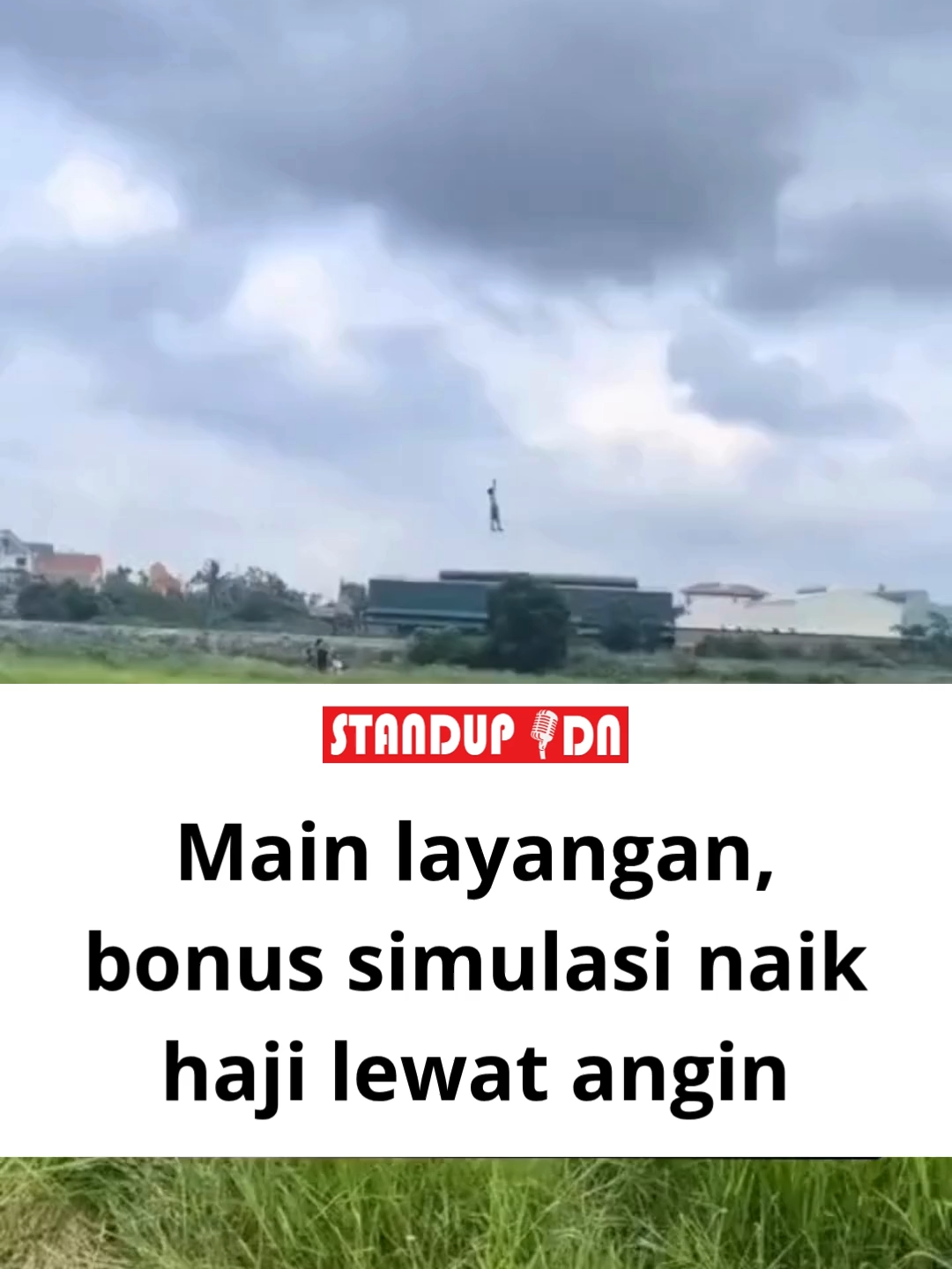 Bocah ini gak cuma main layangan... dia jadi layangannya. Pegangan benang, eh malah terbang beneran! Untung anginnya sadar kalau dia masih SD, bukan pesawat kargo. Warga sekitar panik, bocahnya santuy, mungkin pikir, “Ya udah lah, nasib gue ditarik alam semesta.” Catatan untuk semua: Kalau layanganmu bisa narik orang, itu bukan hobi... itu kekuatan supranatural.