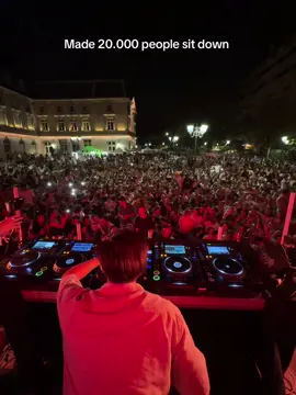 Made 20.000 people sit down 🫠🫠 Paris est magique ❤️ 