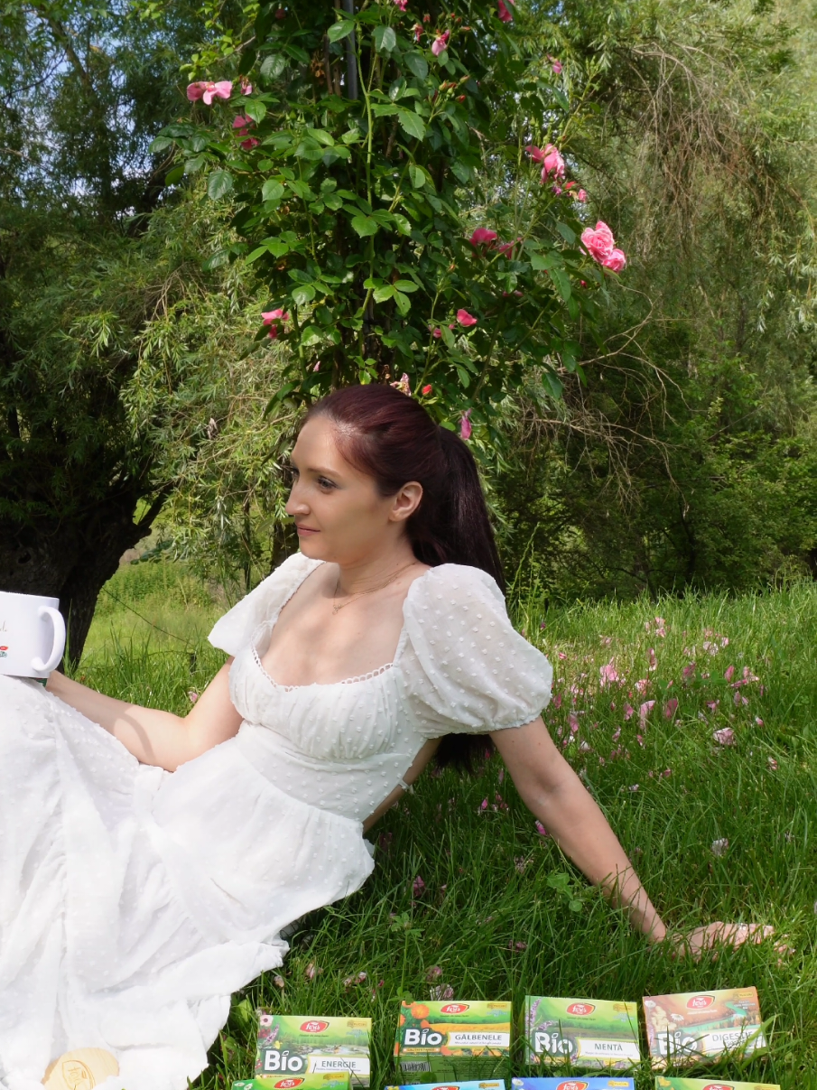 Diminețile mele sunt mai blânde atunci când încep cu o cană de ceai natural, iar serile devin ritualuri de liniște și armonie, în compania aromelor care aduc echilibru. 🌿✨ De câteva săptămâni, mă bucur de noua gamă de ceaiuri BIO de la @Fares   #plante cultivate responsabil, fără pesticide, fără chimicale, doar cu puterea autentică a naturii. 🍃💚 Ceaiul nu e doar o băutură. E un gest de grijă. E o pauză. E o reamintire că binele începe cu tine. Printre preferatele mele: 🍵 Digestie ușoară – când simt nevoia de echilibru și simplitate (mentă, mușețel, fenicul) ⚡ Energie și vitalitate – pentru dimineți dinamice și gânduri clare (ghimbir, hibiscus, scorțișoară) 😌 Relaxare și calm – când vreau să respir adânc și să las grijile să plece (lavandă, roiniță, sunătoare) 🌙 Somn odihnitor – pentru nopți senine, cu vise bune (valeriană, tei, măceșe) Fiecare infuzie e o formă de iubire față de mine însămi. Față de natură. Față de liniștea din mine. 💫 Tu ce bei dimineața pentru tine? Ai un ceai preferat care-ți atinge sufletul? #Fares #FaresOrastie #CeaiBio #WellbeingRitual #PlanteCuPoveste #ArmonieZilnică #GrijăPentruTine #digitaldivas  #GrijăPentruNatură #Lifestyle #LifestyleContentCreator 