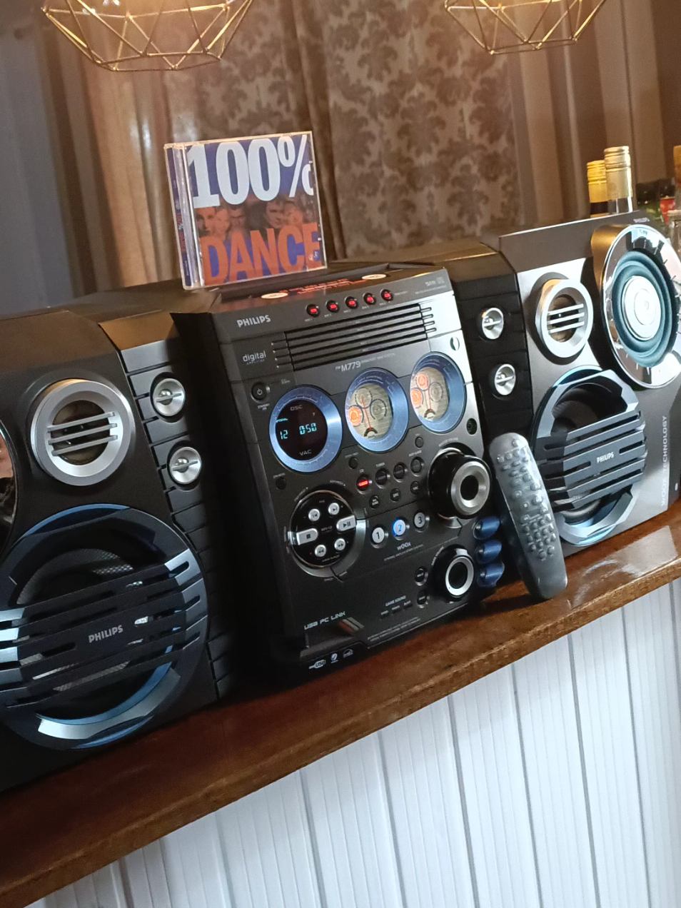 Mini System Philips fwM779 Potência: 7500whatts PMPO (500w rms) Música:  Alexia- Number One (cd 100% dance) Mais um belo exemplar da minha coleção... #minisystem #philips #anos2000  #nostalgia 