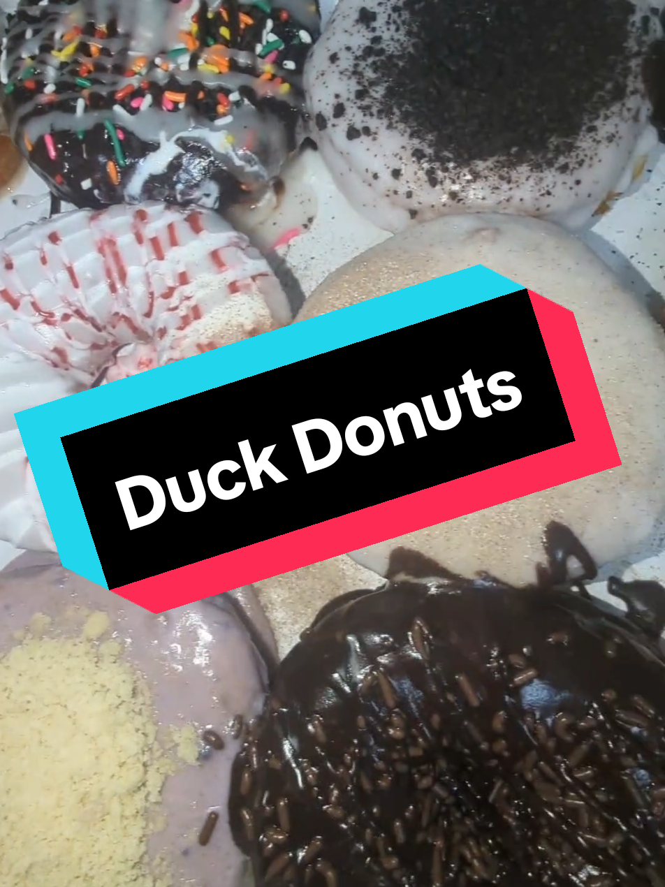 Duck Donuts is definitely one of those places we stop at every year when we come to North Myrtle Beach. Now I'm sugar crashing out on the beach ✌🏼 #duckdonuts #donuts #mukbang #sweettooth @OfficialDuckDonuts 