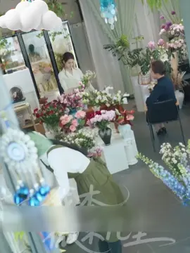 Phần 2_ FULL TRỌN BỘ- [ Em Chỉ Là Người Vô Danh]  🫟Nội dung phim: Cô thầm thích anh suốt những năm trung học, sau khi tốt nghiệp anh đi du học, 2 người rời xa nhau 1 thời gian dài 5 năm sau, cô là chủ cửa hàng hoa, 2 người vô tình gặp lại, nhờ mai mối của bà nội anh, họ cuối cùng đã ở bên nhau Nam9 siêu sủng, yêu chiều nữ 9. Nữ 9 ngọt ngào dễ thương  🫟Diễn viên: Hoàng Hạo Văn- Quách Vũ Hân